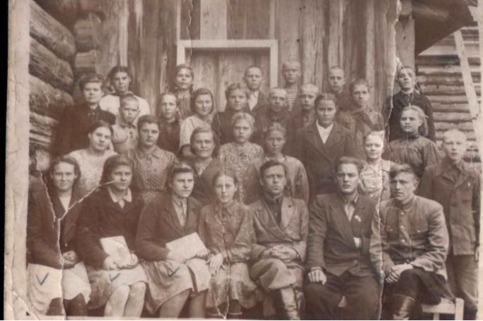 Педагогический коллектив и учащиеся Гришенской начальной школы, 1930-е годы